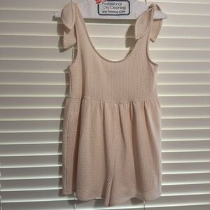 URBAN OUTFITTERS - WOMEN’S CREAM TEXTURED ROMPER - SIZE XXS